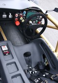 Ariel atom V8: Dirkalnik  GP2  z registrsko tablico