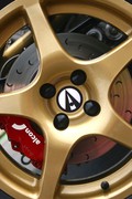 Ariel atom V8: Dirkalnik  GP2  z registrsko tablico