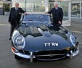 Nekdanji Jaguarjev testni voznik Norman Dewis in legendarni John Surtees