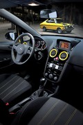 Opel corsa color race :Â  RennoutfitÂ  v tradicionalnih Oplovih barvah
