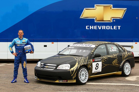 Alain Menu ob dirkalniku z zmagovalno poslikavo iz 2008