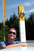 Uroš Smolej z veselim nasmeškom na obrazu ob prejetju novega renaulta clio