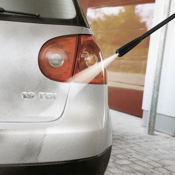 pranje-avtomobila-z-visokotlacnim-cistilnikom