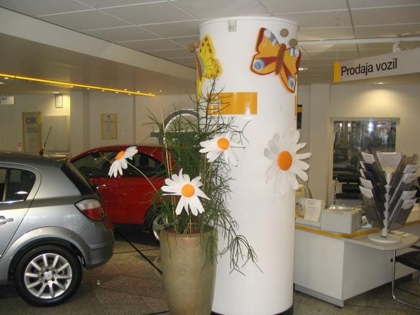 Opel: Opel okrasil svoje prodajne salone s  Sončkovimi pomladnimi izdelki