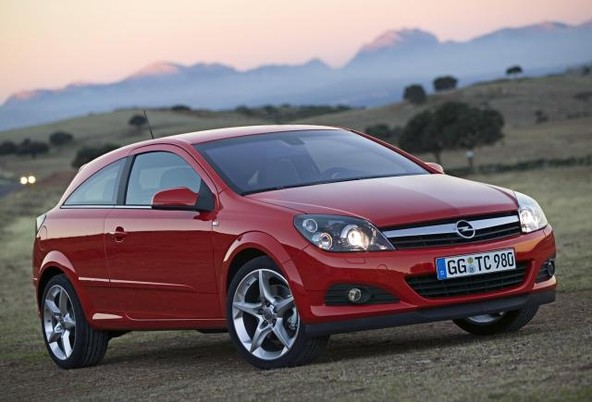 Opel Astra GTC: Pri Oplovih pooblaščenih trgovcih kupci že lahko naročijo športno Astro