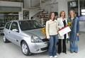 Renault - "Pridi prej, povej naprej": Dve pedagoginji s podarjenim novim Cliom