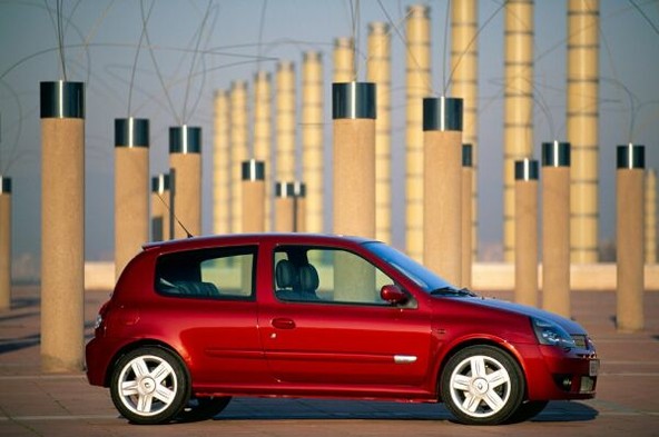 S 25,16-odstotnim tržnim deležem v prvem: Renault uspešno nadaljuje svojo ofenzivno komercialno politiko