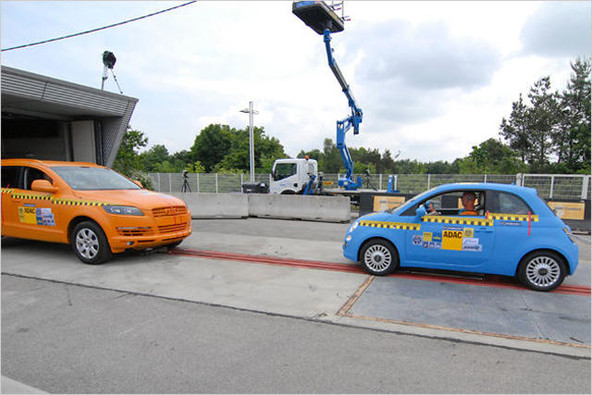 ADAC 'Horror Crashtest': Fiatov David (500) proti Audijevemu Goljatu (Q7)