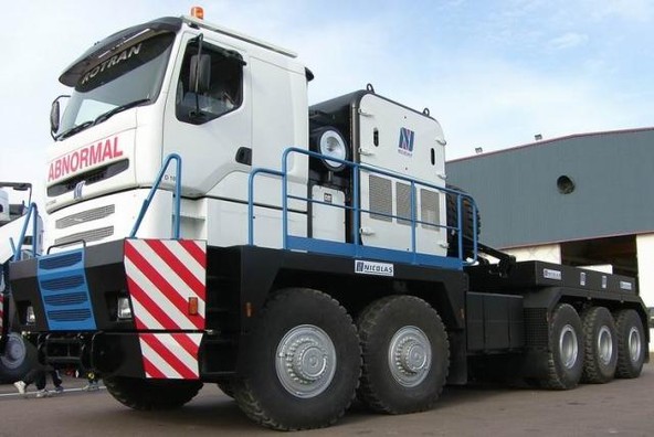 Nicholas tractomas TR10x10 D100: Afriški 'King of the road'