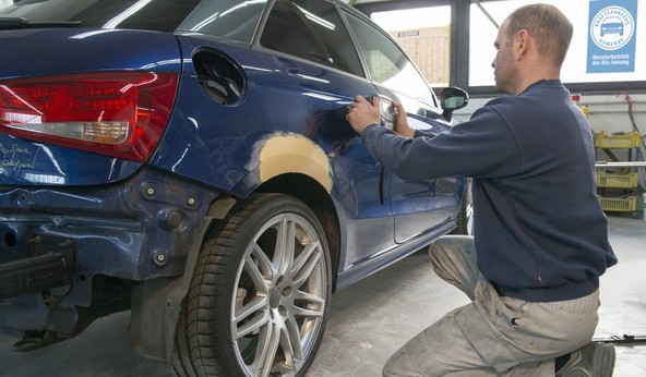 Poročilo nemškega združenja GDV: Proizvajalci avtomobilov dražijo rezervne dele