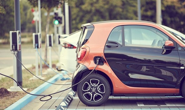 Poročilo združenja ACEA: Evropejci prisegajo na bencin …