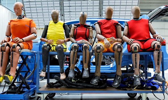 Poskusna čelna trčenja kluba ADAC: Vpliv starosti, velikosti in teže potnikov na njihovo preživetje 