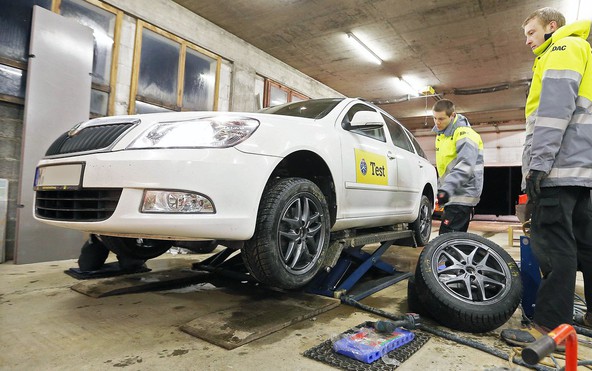 Veliki ADAC-ov test zimskih pnevmatik: Večina testiranih pnevmatik je dobila zadovoljujoče ocene