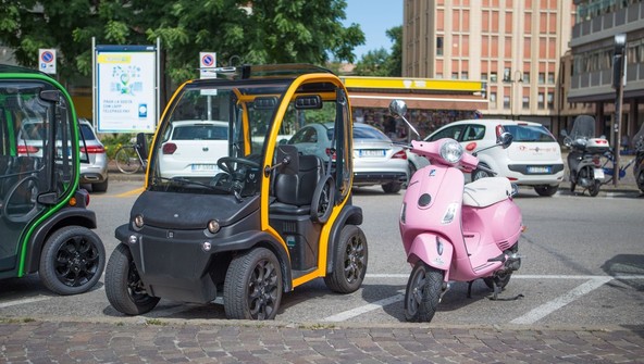 Estrima birò / birò big : 'Mobilna telefonska govorilnica'