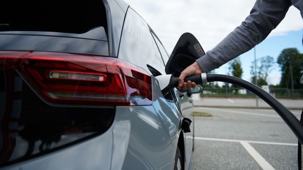 'HUK-E-Barometer': Samo štirje od stotih kupcev bi kupili nov električni avtomobil