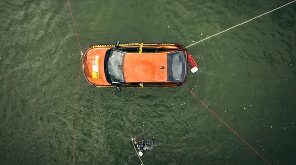 Enkratni test kluba ADAC: Kaj se zgodi, ko se avtomobil spremeni v 'podmornico'?