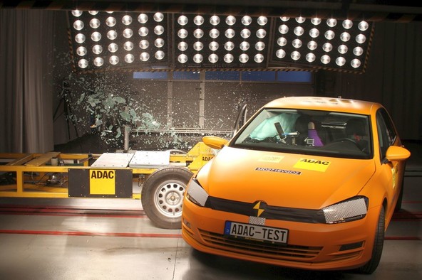 ADAC simulacija bočnega naleta: Situacija, kjer ima sopotnik lahko precej manj sreče …