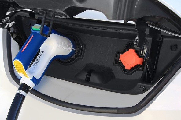 Raziskava agencije DENA: Povečan interes kupcev za alternativno gnana vozila