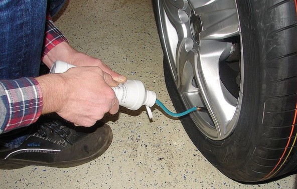 Auto Bild & GTÜ: Testiranje osmih kompletov za popravilo predrtih pnevmatik