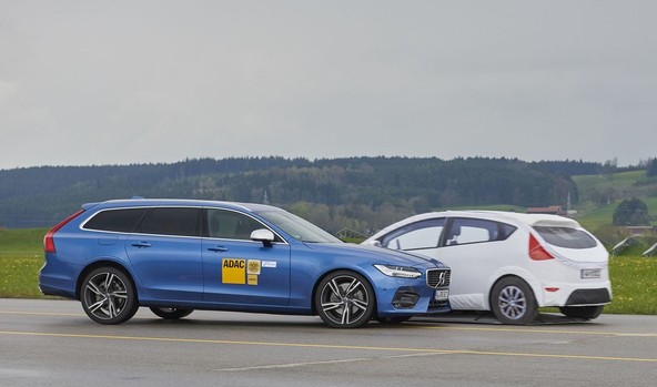 Test kluba ADAC: Zadovoljiva ocena treh testiranih asistenčnih sistemov