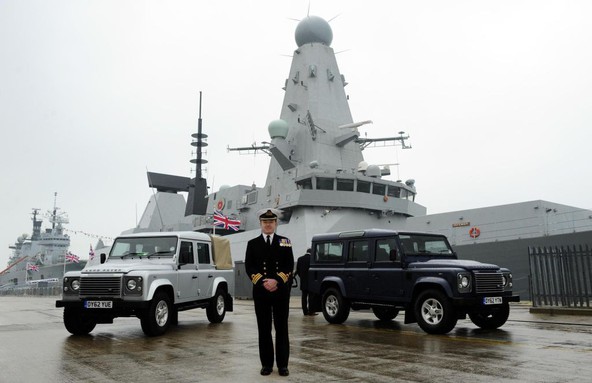 Land Rover defender & HMS Defender : Defender za defenderja