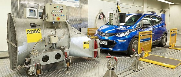 ADAC-ov test 12. električnih avtomobilov: Nas proizvajalci ponovno zavajajo?