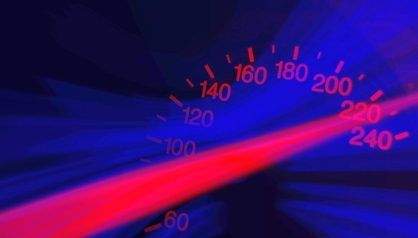 Anketa podjetja BearingPoint: Več kot polovica vprašanih podpira omejitev končne hitrosti