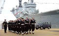 Land Rover defender & HMS Defender : Defender za defenderja
