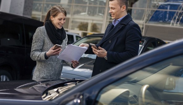 Študija zavarovalnice Allianz Direct: Nemci in Nemke prisegajo na bencin