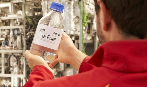 Sintetična goriva ali elektrika?: Volja ljudstva je jasna, vendar so politiki znova gluhi …