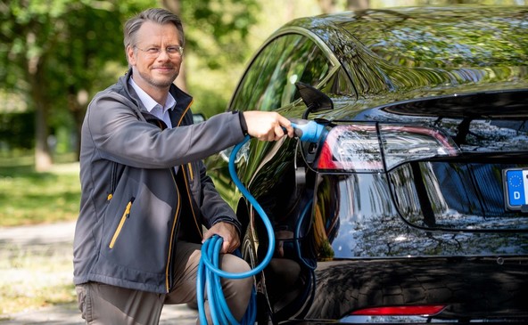 Požari, težave z akumulatorji in s programsko opremo: So kupci električnih avtomobilov res poskusni zajčki?