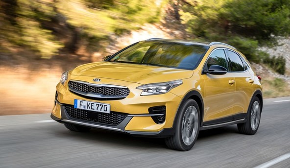 Dopustniško razpoloženi nemški novinarji: Kako se obnese vleka počitniške prikolice s priključnim hibridom?