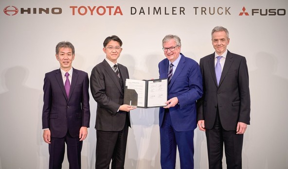 Združevanje v Aziji: Toyota in Daimler Trucks se povezujeta