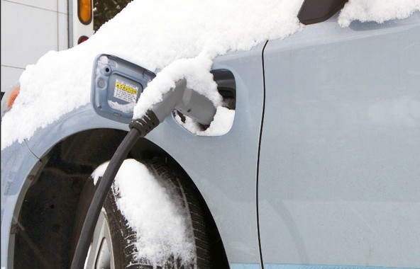 Raziskava združenja AAA: Električni avtomobili ne marajo mraza in vročine