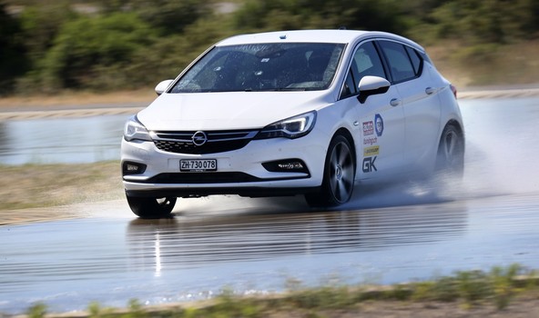 Test revije auto-illustrierte in organizacije TÜV SÜD: 'Semi-slick' pnevmatike uporabljajte samo na dirkališčih