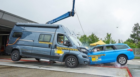 Čelno trčenje avtomobila in avtodoma: 'Hiše na kolesih' so varne samo v mirujočem stanju …