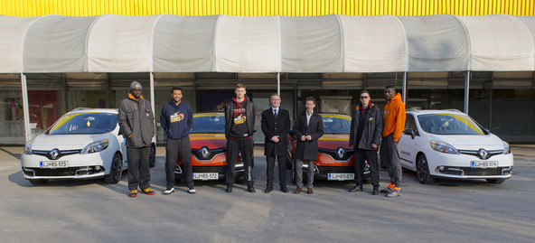 Direktor Renaultove prodaje velikim kupcem Matjaž Križnar, predsednik košarkaškega kluba Helios Domžale Aleš Klavžar in člani kluba ob svojih novih vozilih Renaut Captur in Renault Scenic.  