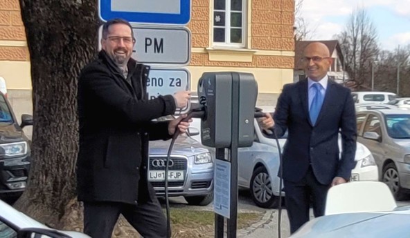 Nove polnilnice na Vrhniki: Muskova mama lahko spet pride na obisk