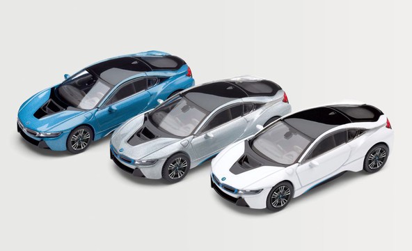 Praznično obdarovanje z le nekaj kliki: Posebna ponudba v spletni trgovini BMWSHOP.SI
