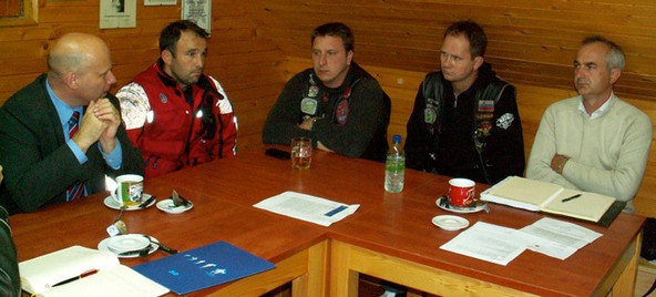 Andrej Fink - vodja Reševalne postaje Ljubljana, Daniel Andoljšek - vodja reševalcev na motornih kolesih, Primož Zakrajšek – predstavnik ZMKS za Ljubljansko Notranjsko regijo, Simon Krajnc Cibby - kandidat za tajnika ZMKS, Leopold Pungerčar – predsednik ZMKS.
