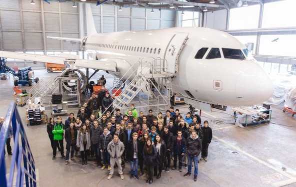 Adria Airways Tehnika na Brniku: Dijaki so si ogledali razstavljena letala v Adrii Tehniki