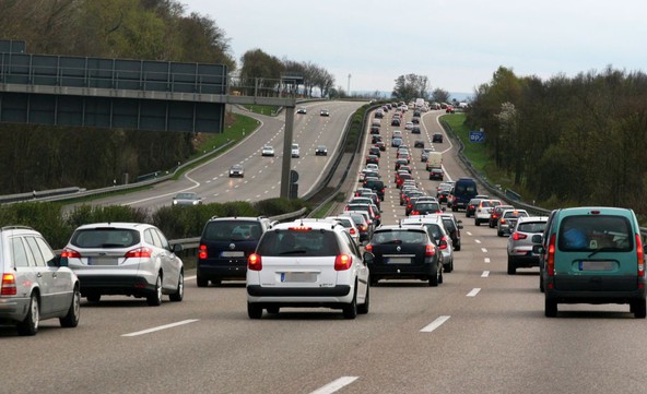 AMZS anketa o uporabi vinjet: Večina slovenskih voznikov januarja kupi letno vinjeto in jo namesti sama