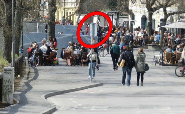 Prometni znak, ki označuje parkirišča za motorna kolesa je obrnjen v napačno smer. Parkirišča za motorna kolesa niso označena s talnimi označbami, zato motoristi večinoma sploh ne vedo, da se za prometnim znakom skriva parkirišče za motorna kolesa