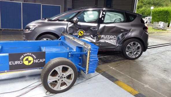 Novi Renault Scenic & Euro NCAP: Že dvajseto Renaultovo vozilo, ki je prejelo 5 zvezdic za varnost