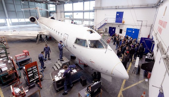 Adria Airways Tehnika: Dijaki so si pobližje ogledali letala