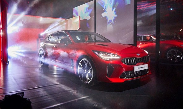 KIA organizira nagradno igro: »Odpotujte v Ženevo na zmenek s Stingerjem«