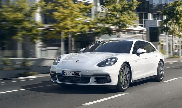 Svetovna premiera v Ženevi: Sport Turismo dopolnjuje modelsko serijo Panamera