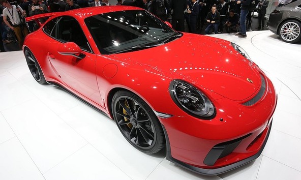 911 za cestne in dirkalne izzive – novi Porsche 911 GT3: Svetovna premiera v Ženevi: močnejši atmosferski motor in podvozje iz dirkalnikov