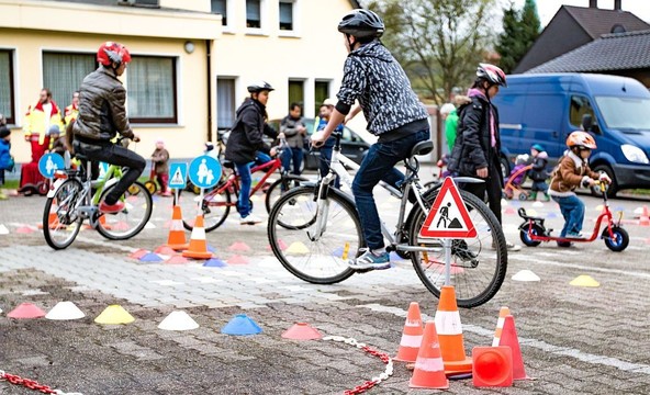 Program VARNO NA KOLESU osvaja Slovenijo: KAKO OTROKU OMOGOČITI VARNO KOLESARSKO IZKUŠNJO?