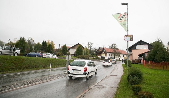 V Velikih Laščah nad prehitre voznike s prikazovalnikom hitrosti: Prikazovalnik hitrosti »Vi vozite« viša prometno varnost in zmanjšuje število (pre)hitrih voznikov